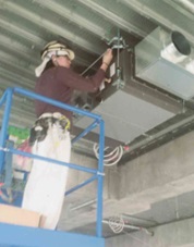 器機取り付け作業中